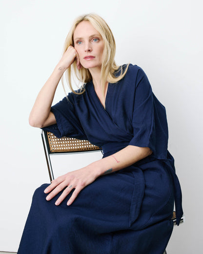 Robe longue évasée col V croisé marine Amelia