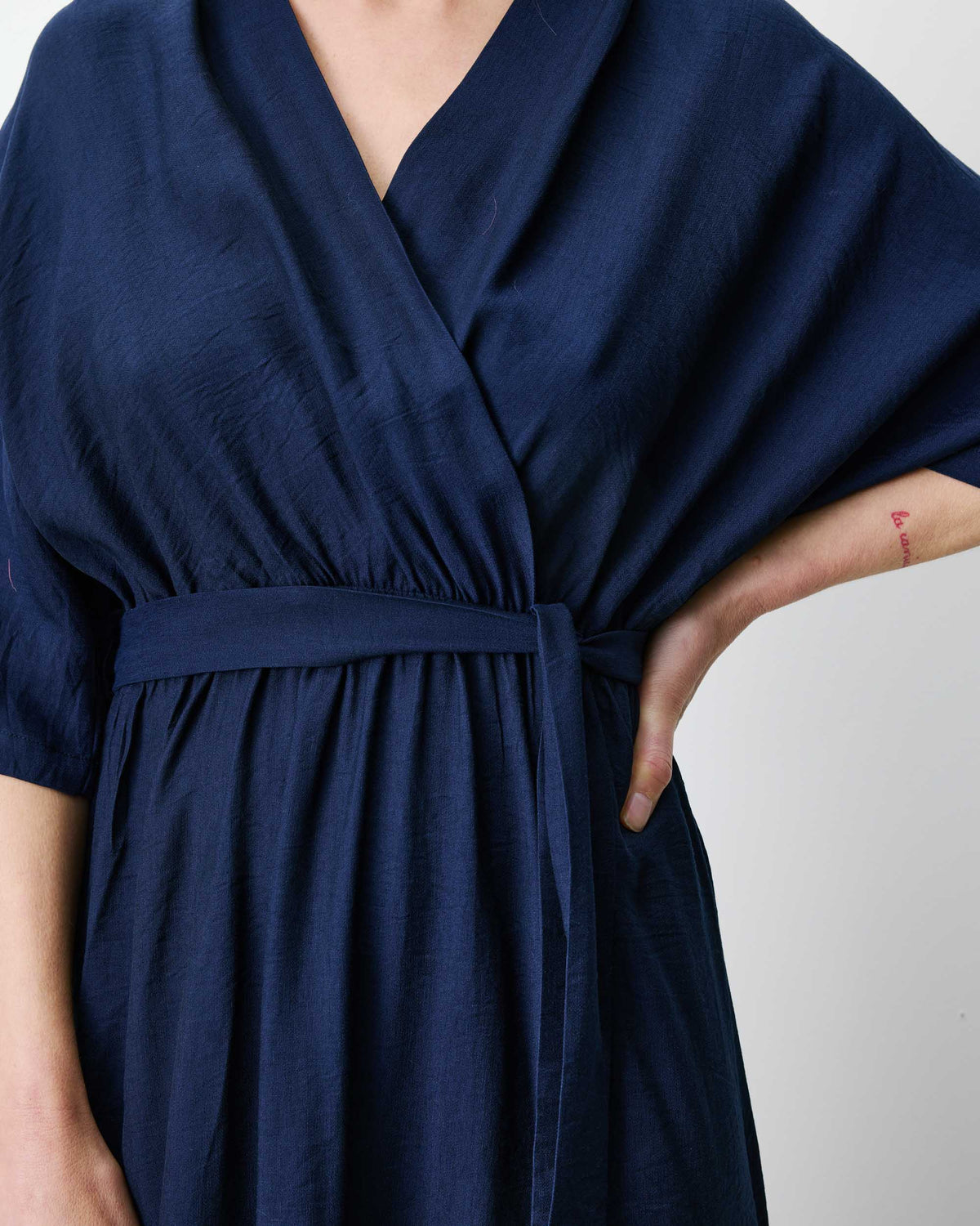 Robe longue évasée col V croisé marine Amelia
