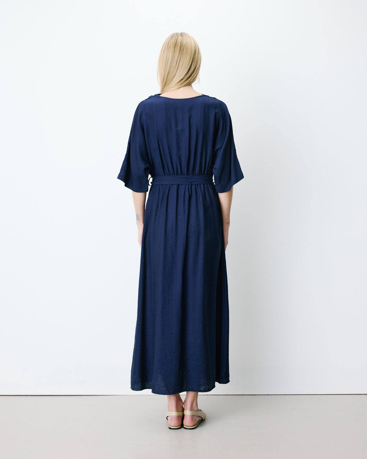 Robe longue évasée col V croisé marine Amelia