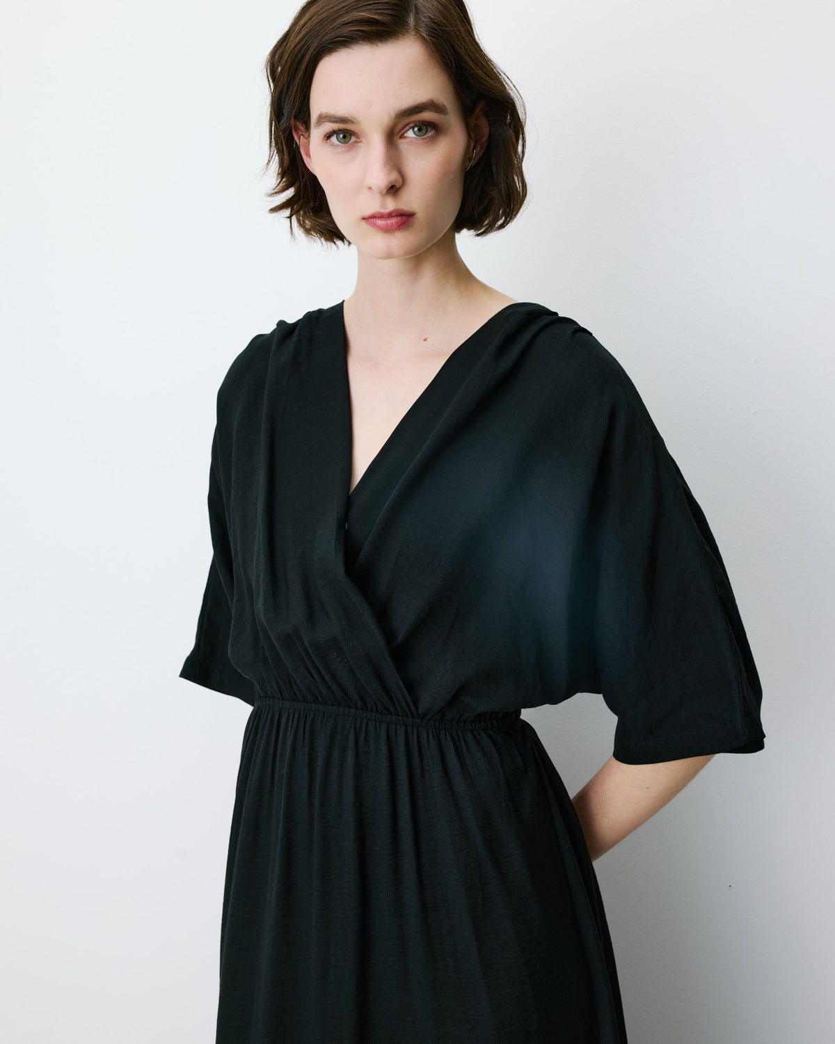 Robe longue évasée col V croisé noir Amelia