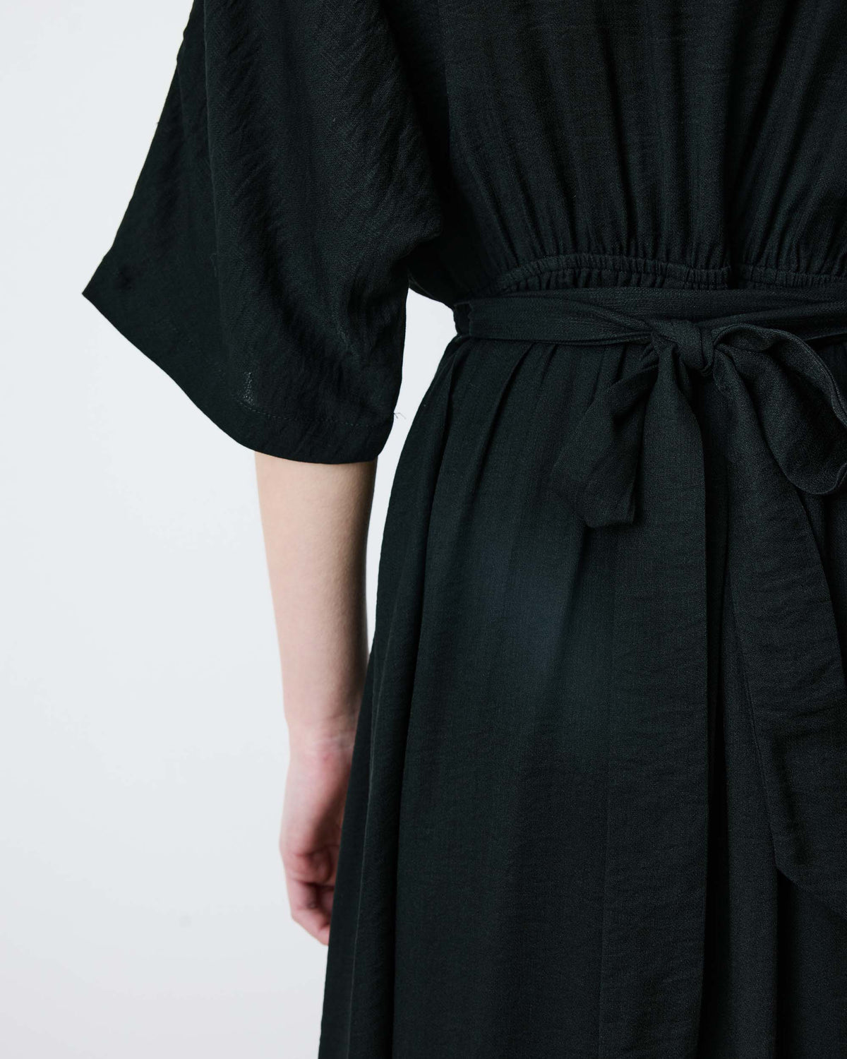 Robe longue évasée col V croisé noir Amelia