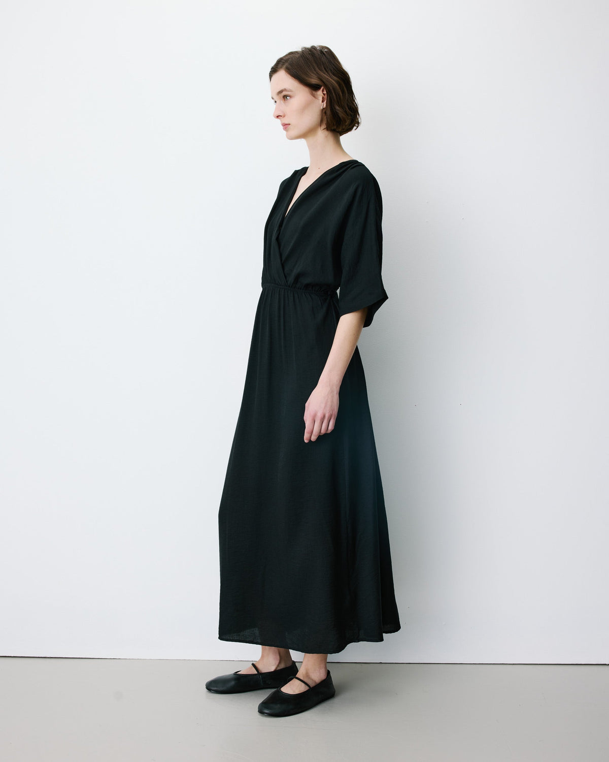 Robe longue évasée col V croisé noir Amelia