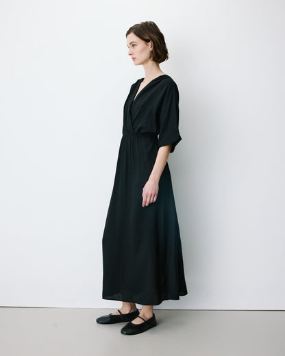 Robe longue évasée col V croisé noir Amelia