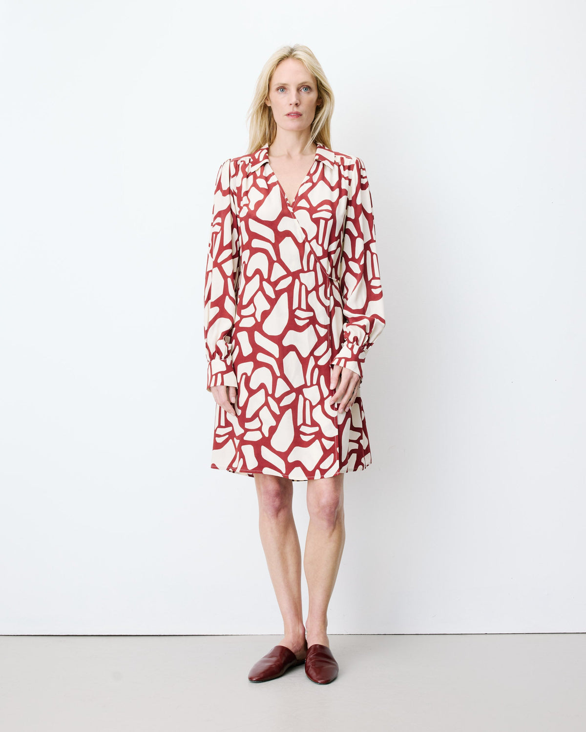 Robe courte portefeuille à motif terracotta Anika