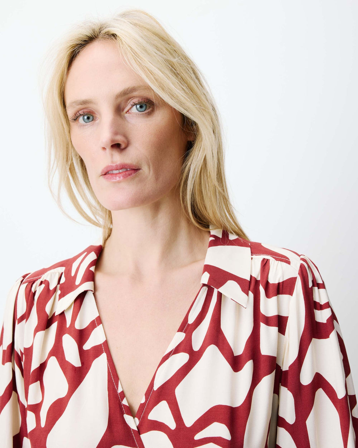 Robe courte portefeuille à motif terracotta Anika