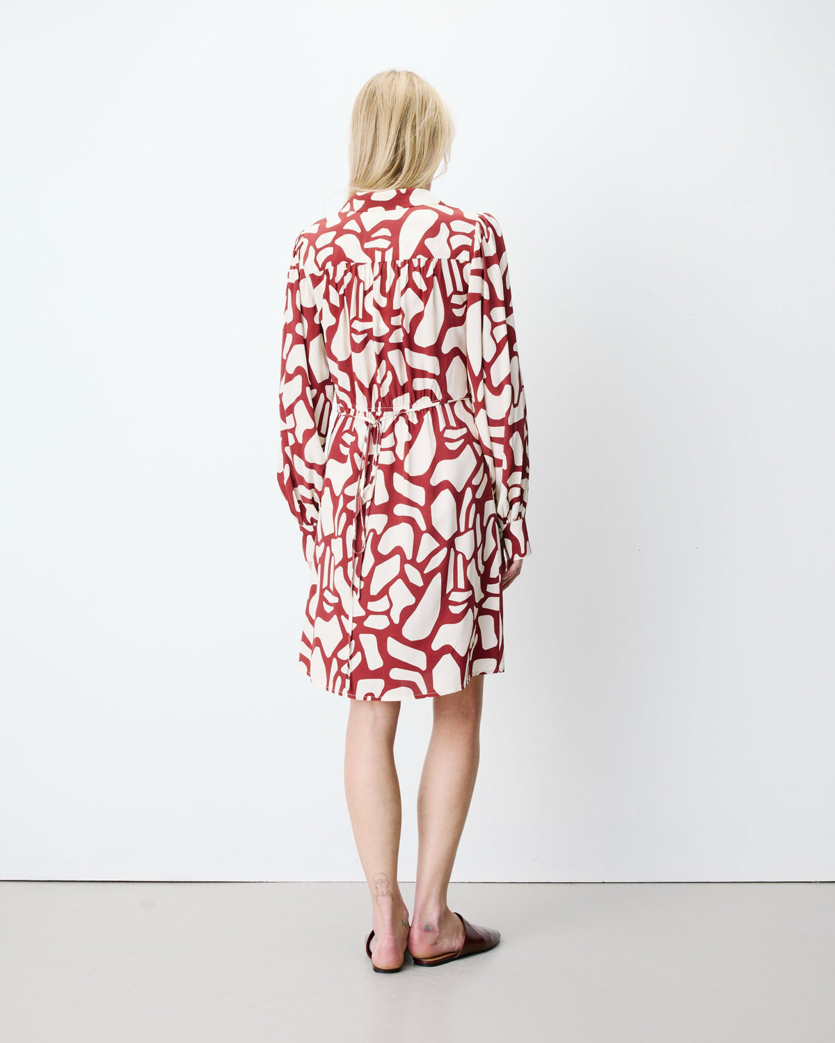 Robe courte portefeuille à motif terracotta Anika