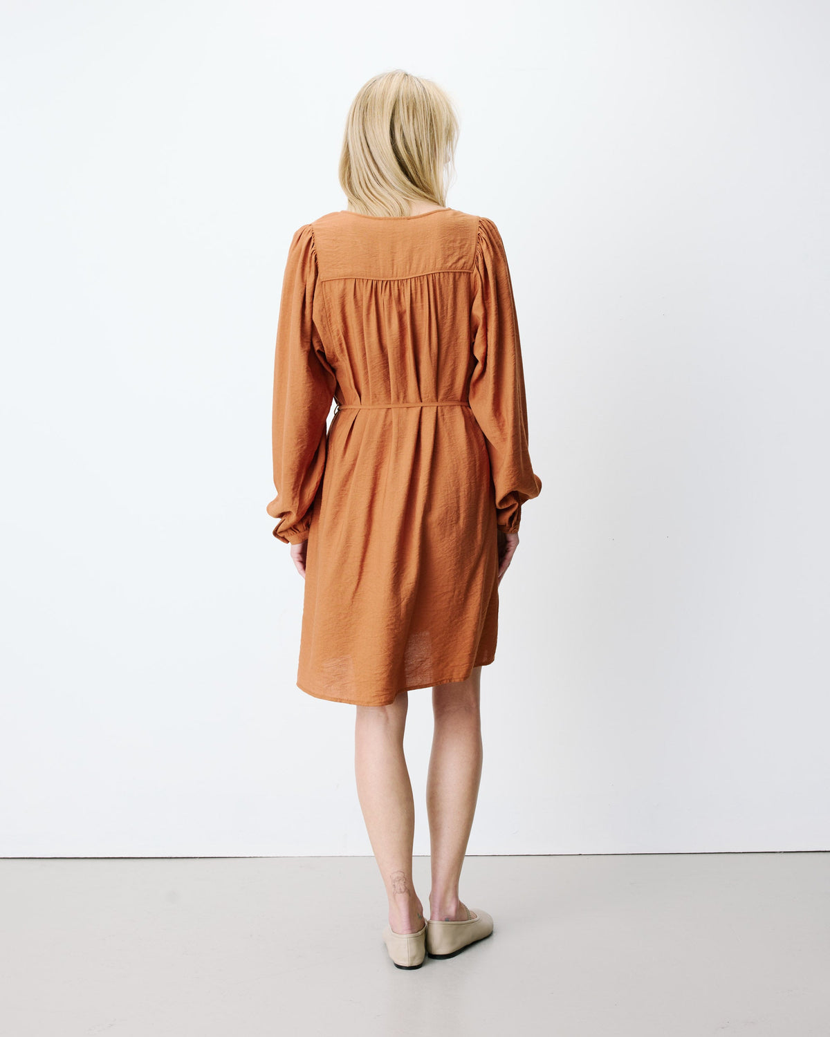 Robe courte col V manches bouffantes camel Alienor
