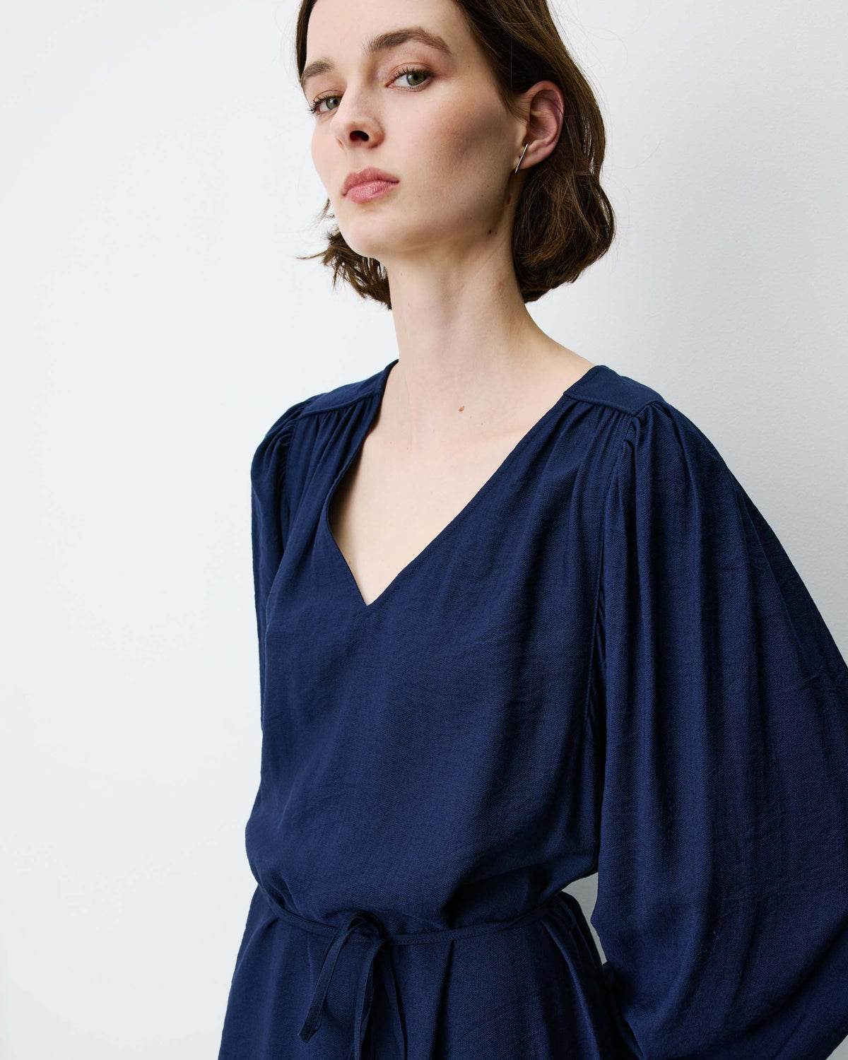 Robe courte col V manches bouffantes marine Alienor