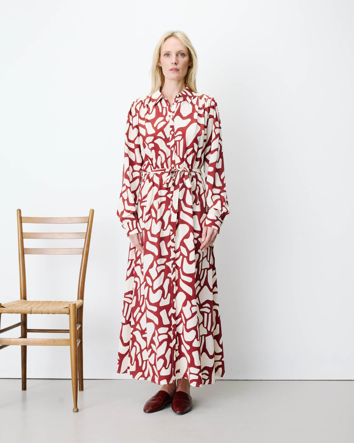 Robe chemise longue ceinturée à motif terracotta Aveline