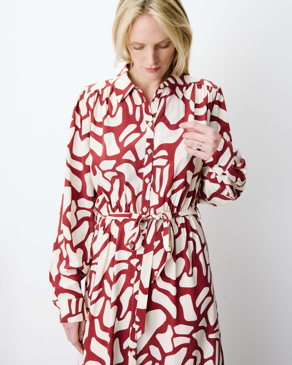 Robe chemise longue ceinturée à motif terracotta Aveline