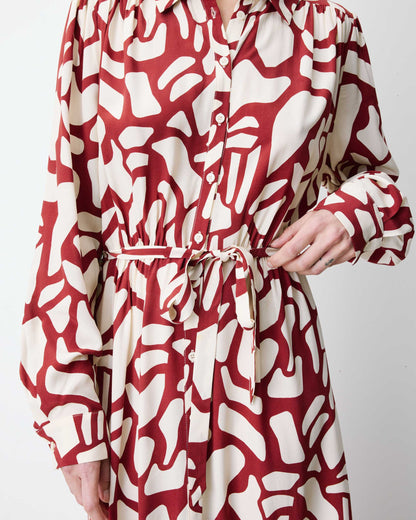 Robe chemise longue ceinturée à motif terracotta Aveline
