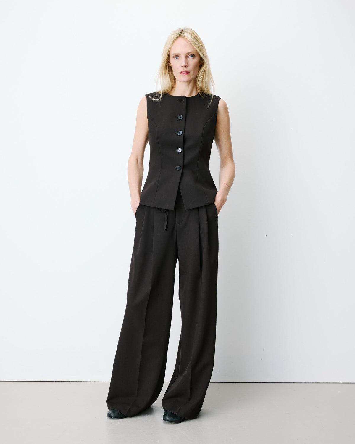 Gilet tailleur col rond boutonné chocolat Aristide