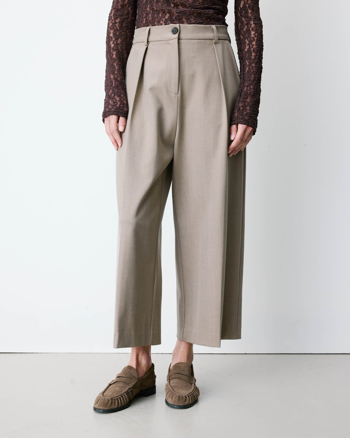 Pantalon tailleur court large à plis beige Atlantis