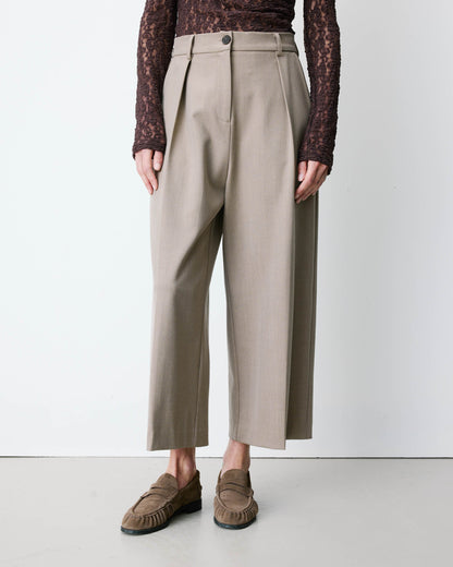 Pantalon tailleur court large à plis beige Atlantis