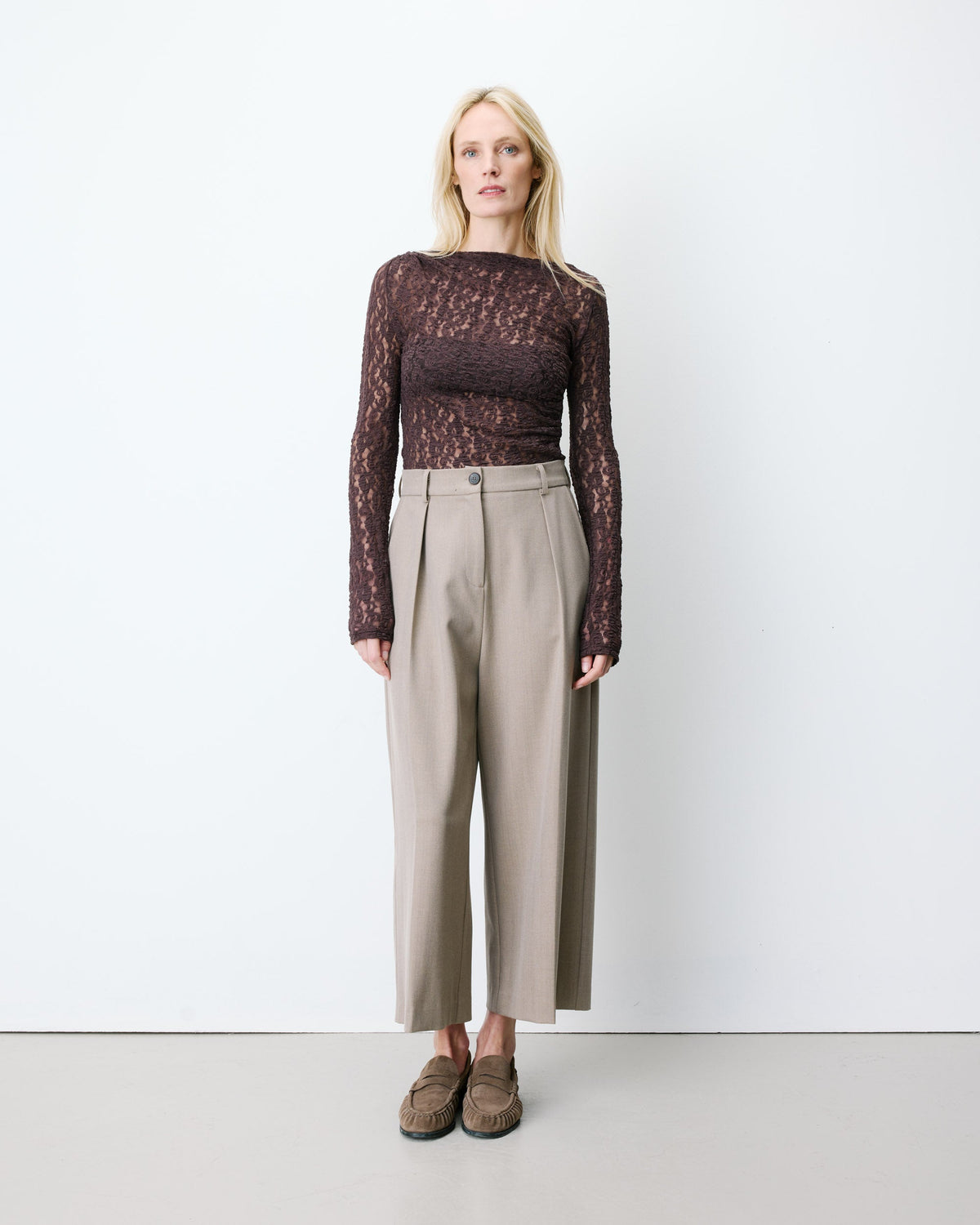 Pantalon tailleur court large à plis beige Atlantis