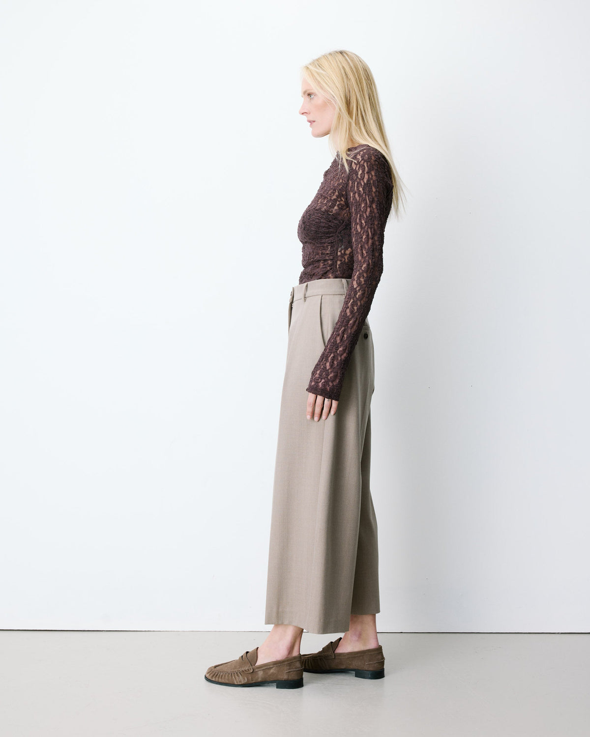 Pantalon tailleur court large à plis beige Atlantis
