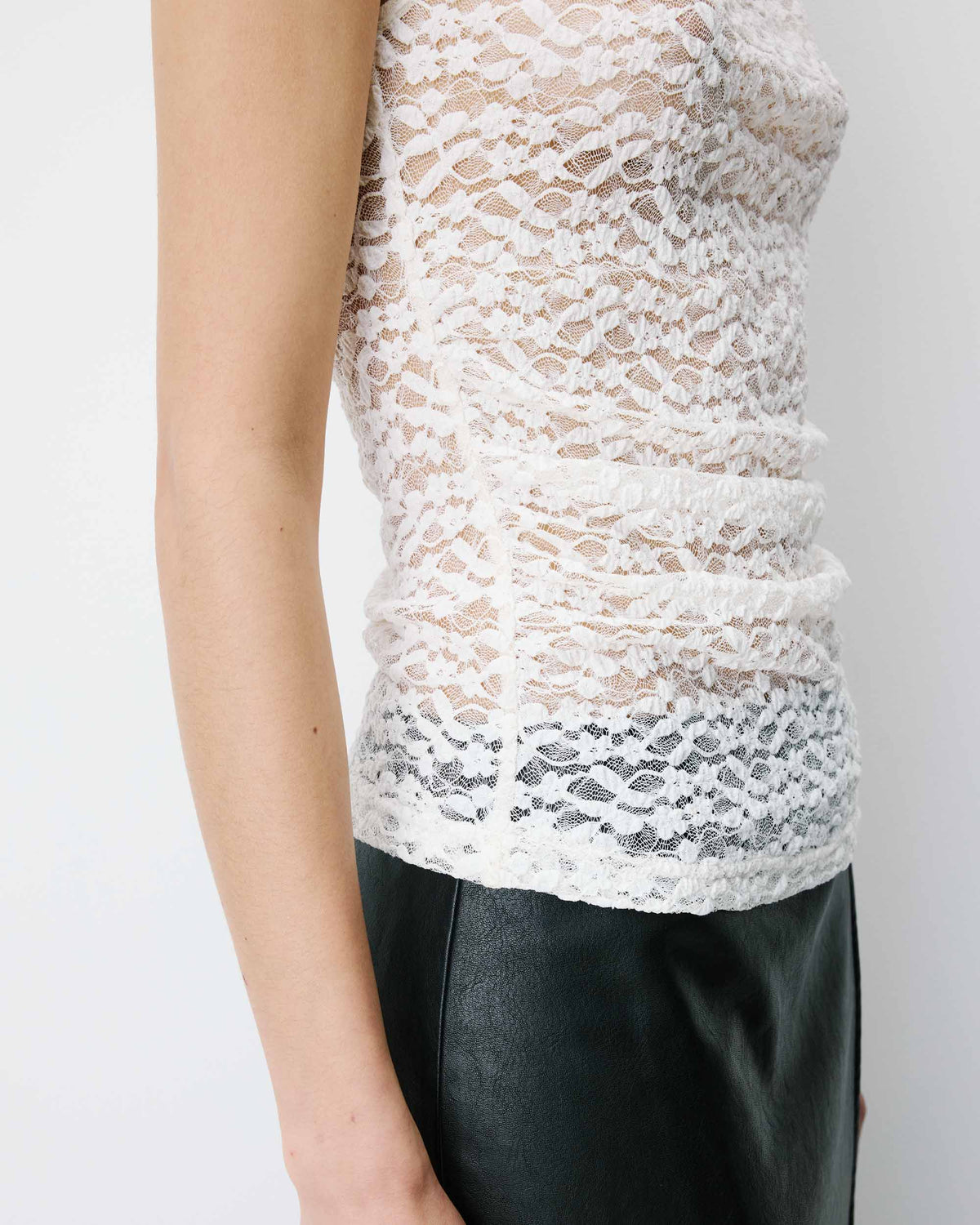 Top ajusté sans manches en dentelle ecru Avila