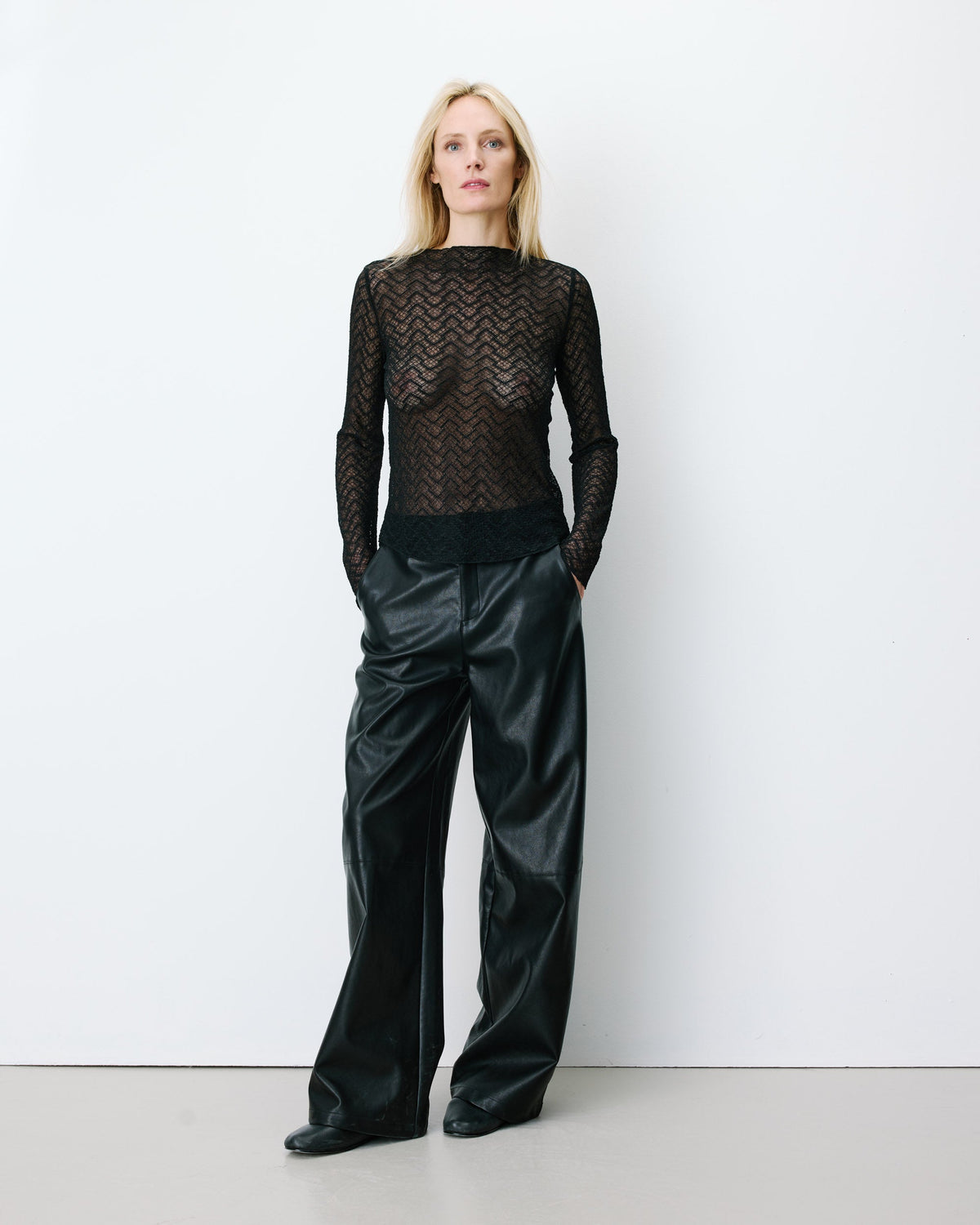 Top en dentelle transparente manches longues noir Aube