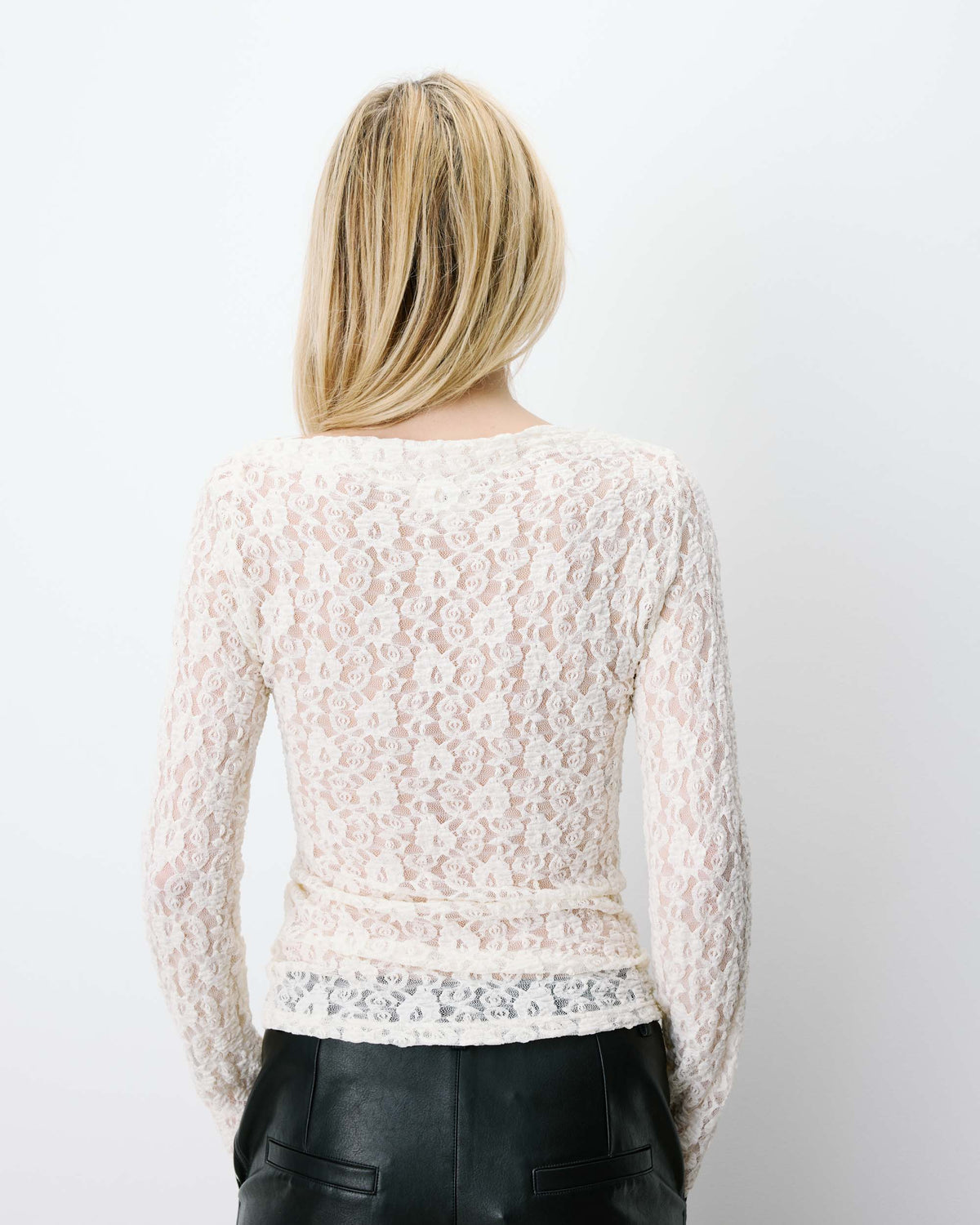 Top en dentelle drapé col bateau ecru Avoine