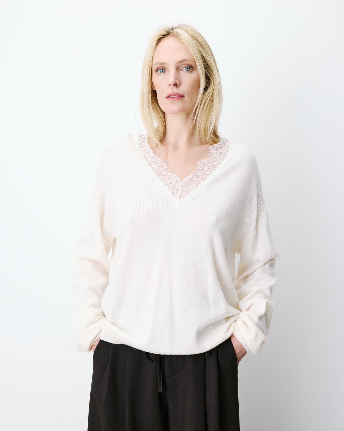 Pull en maille à col V en dentelle ecru Augustin