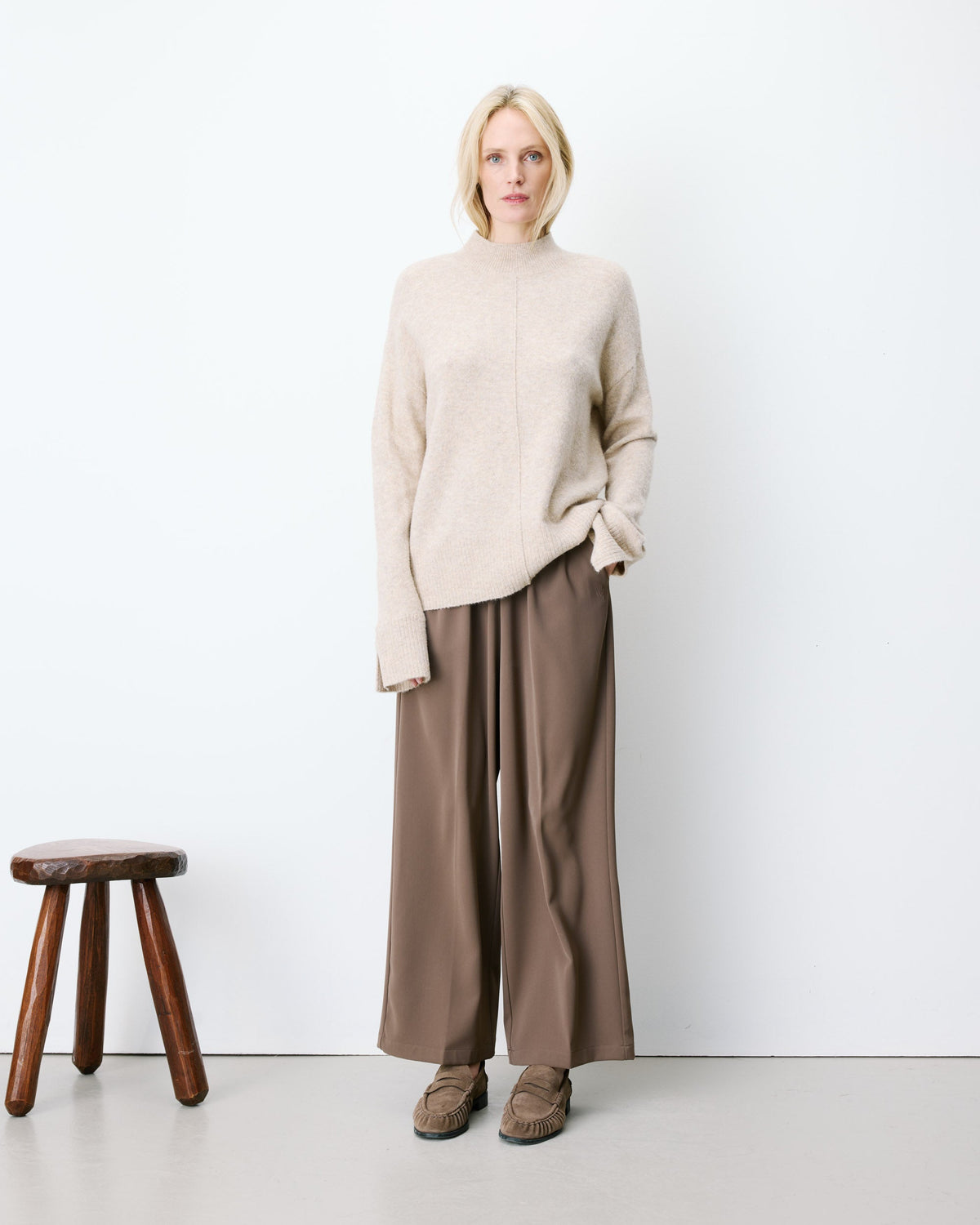Pull large en maille jersey col montant sable Adelice