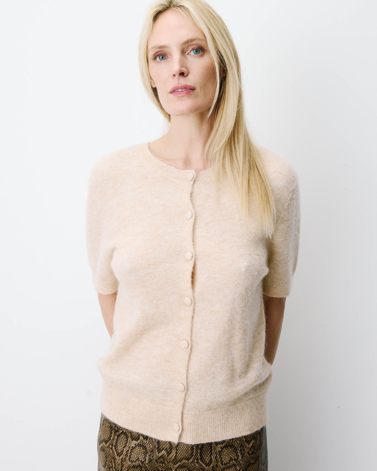 Cardigan manches courtes col rond beige Akarios