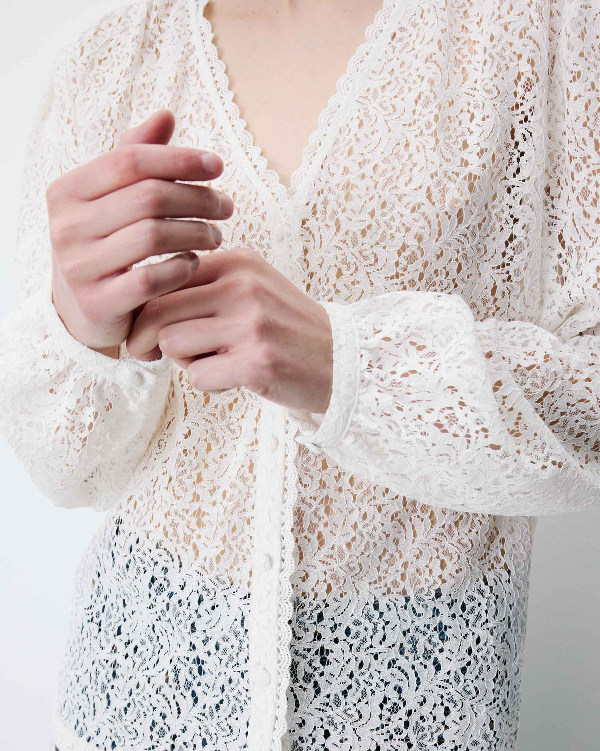 Blouse en dentelle col V manches longues ivoire Aurora