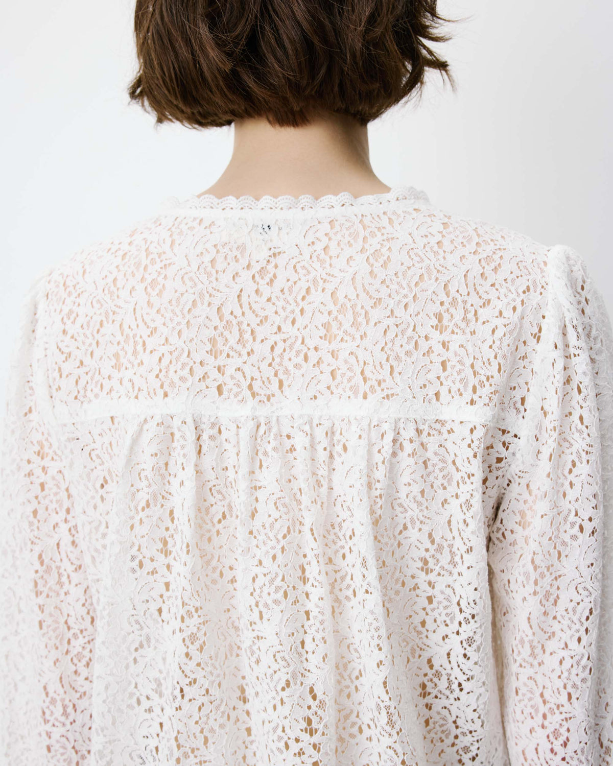 Blouse en dentelle col V manches longues ivoire Aurora