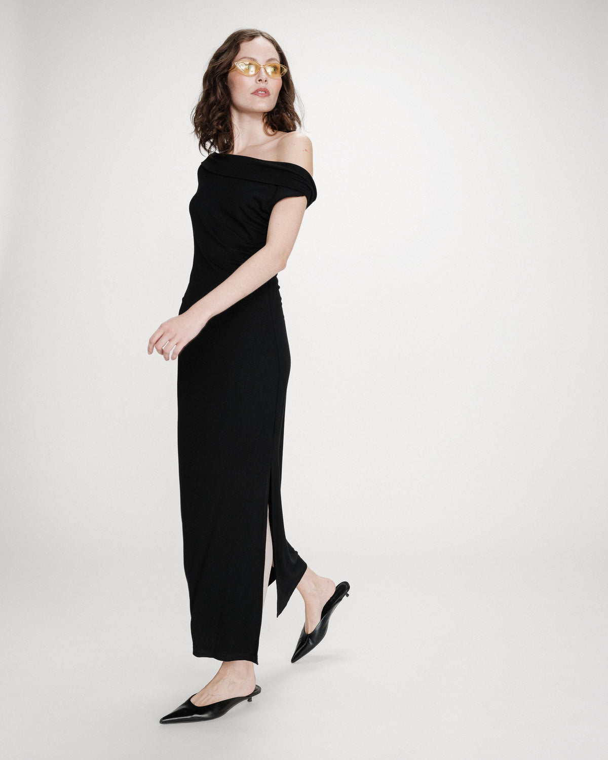 Robe longue cintrée col asymétrique noir Vanity