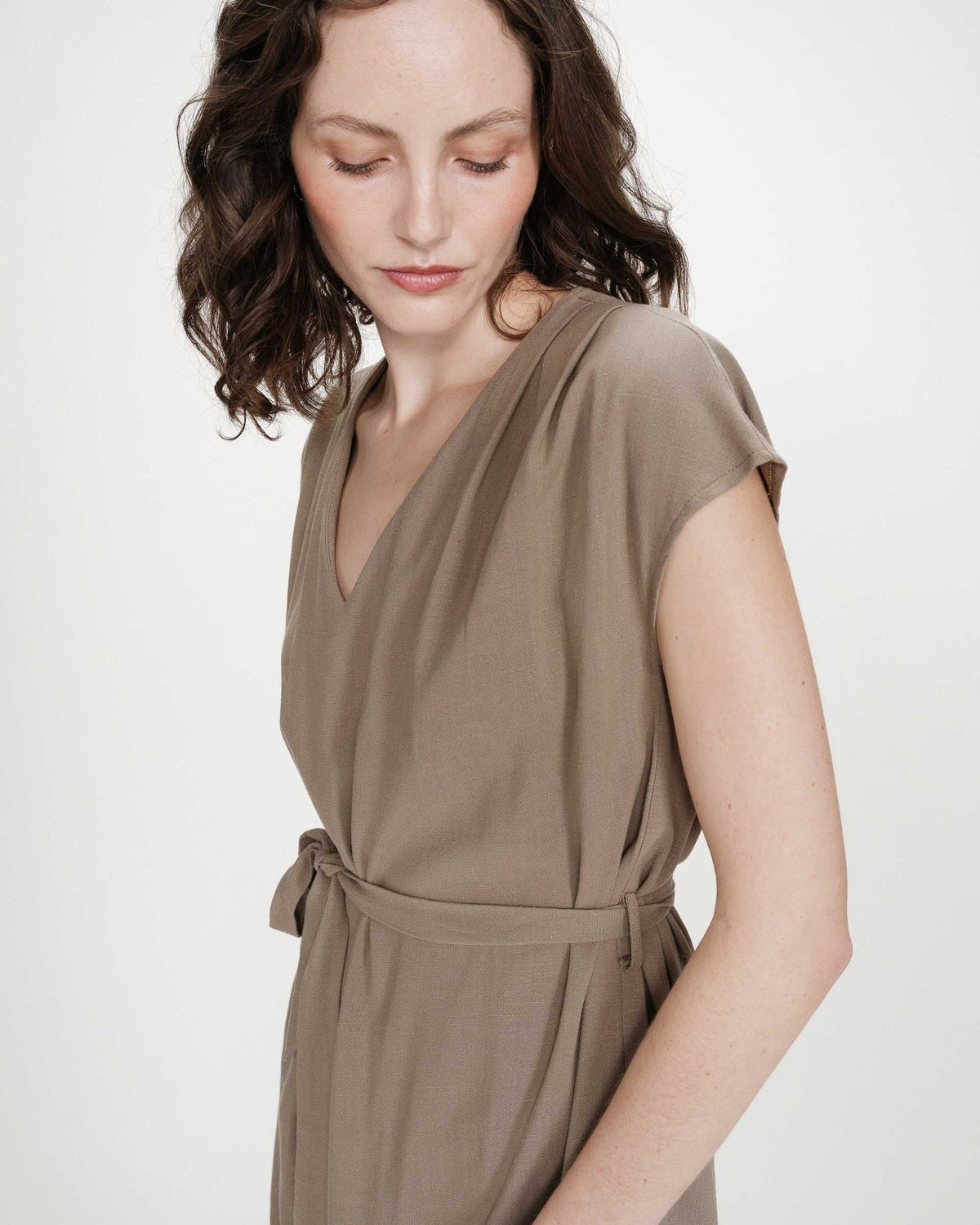 Robe courte fluide col V manches courtes kaki Marilou