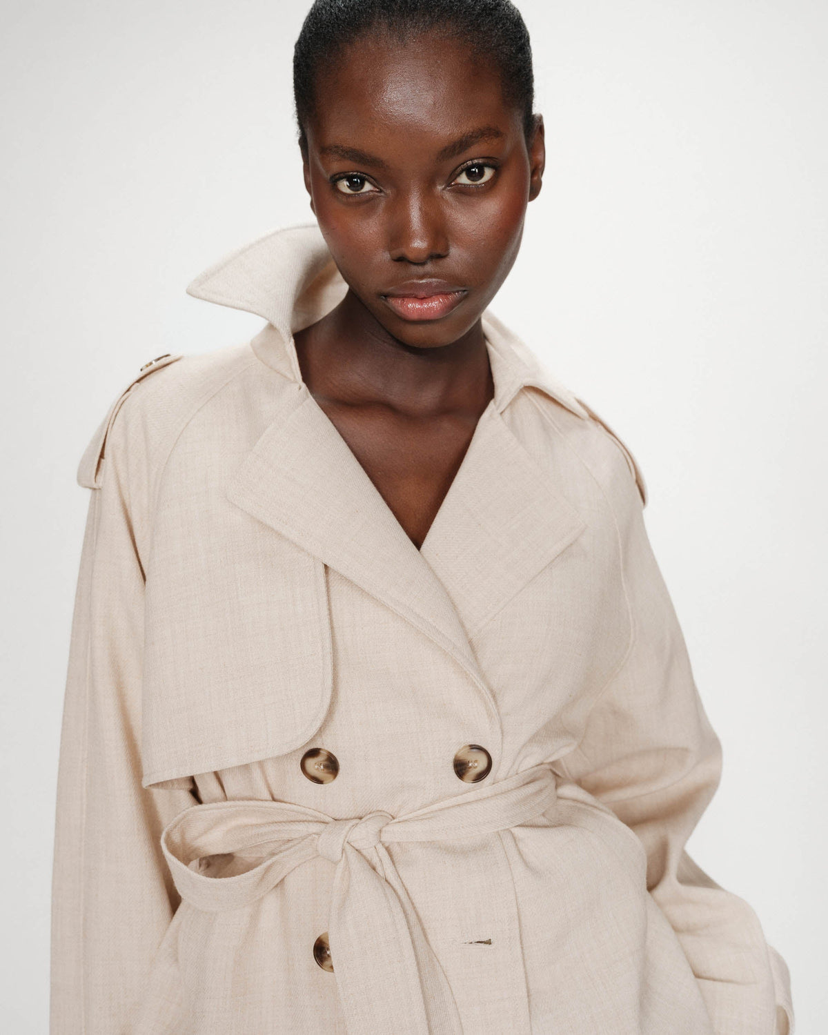 Trench-coat court ceinturé col à revers sable Vogue