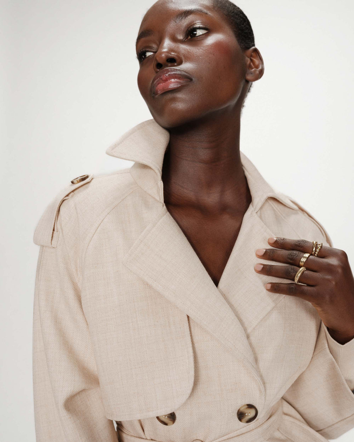 Trench-coat court ceinturé col à revers sable Vogue