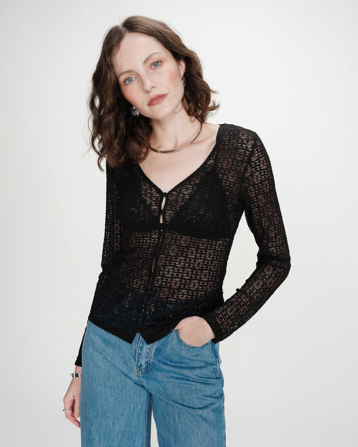 Top en dentelle ajusté boutonné col V noir Venezia