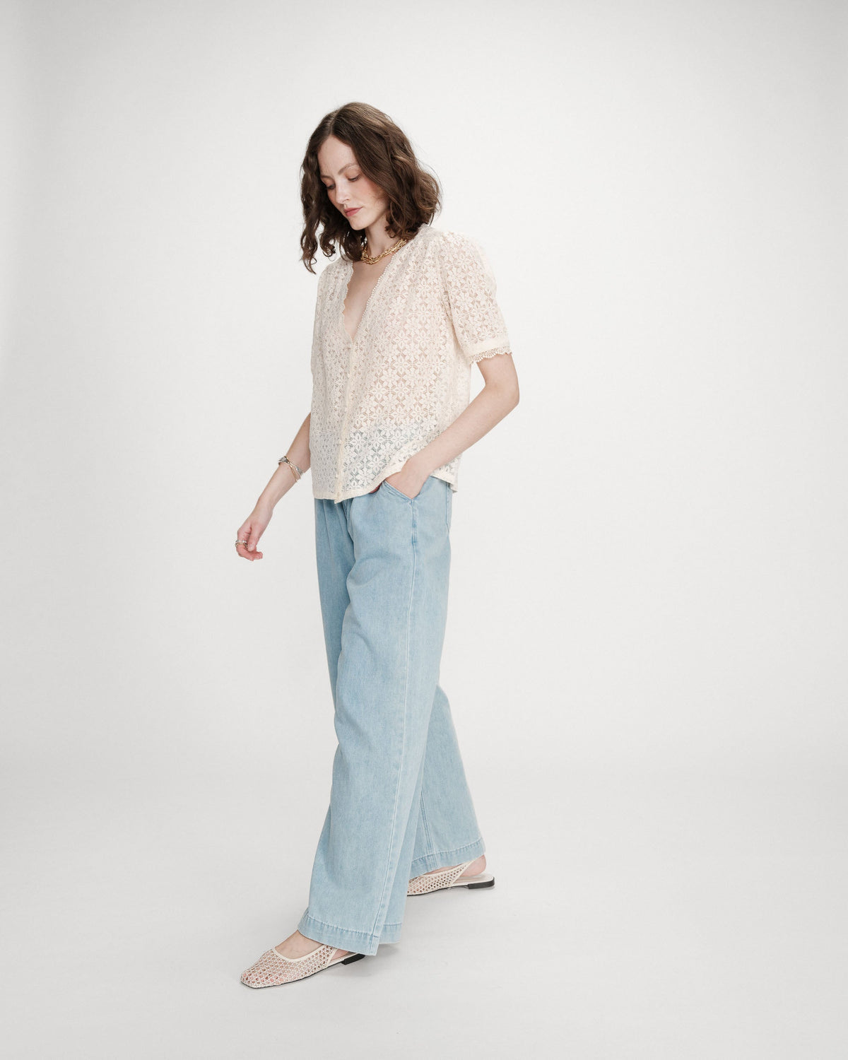 Blouse en dentelle col V manches courtes amande Vicky