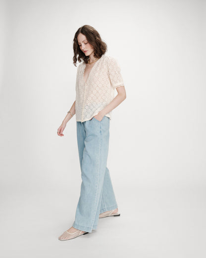 Blouse en dentelle col V manches courtes amande Vicky