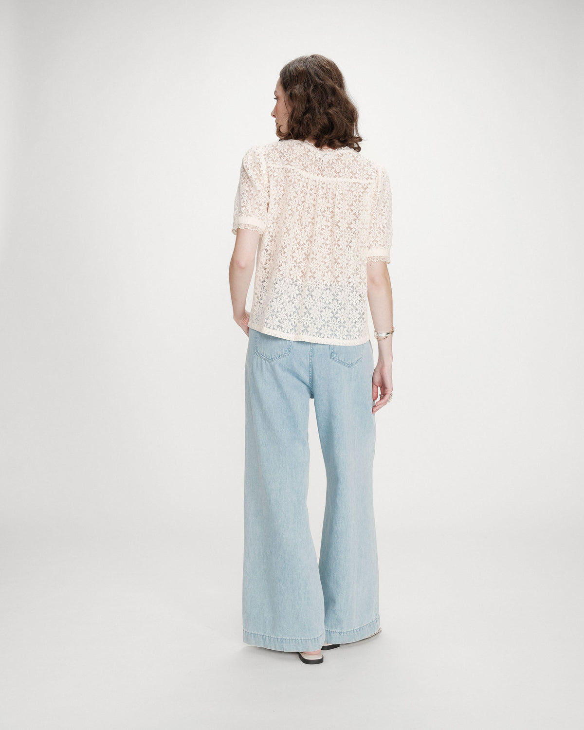 Blouse en dentelle col V manches courtes amande Vicky
