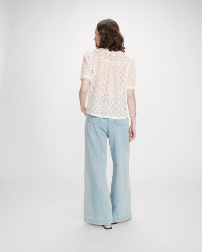 Blouse en dentelle col V manches courtes amande Vicky
