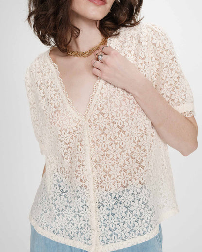 Blouse en dentelle col V manches courtes amande Vicky