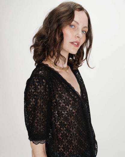 Blouse en dentelle col V manches courtes noir Vicky