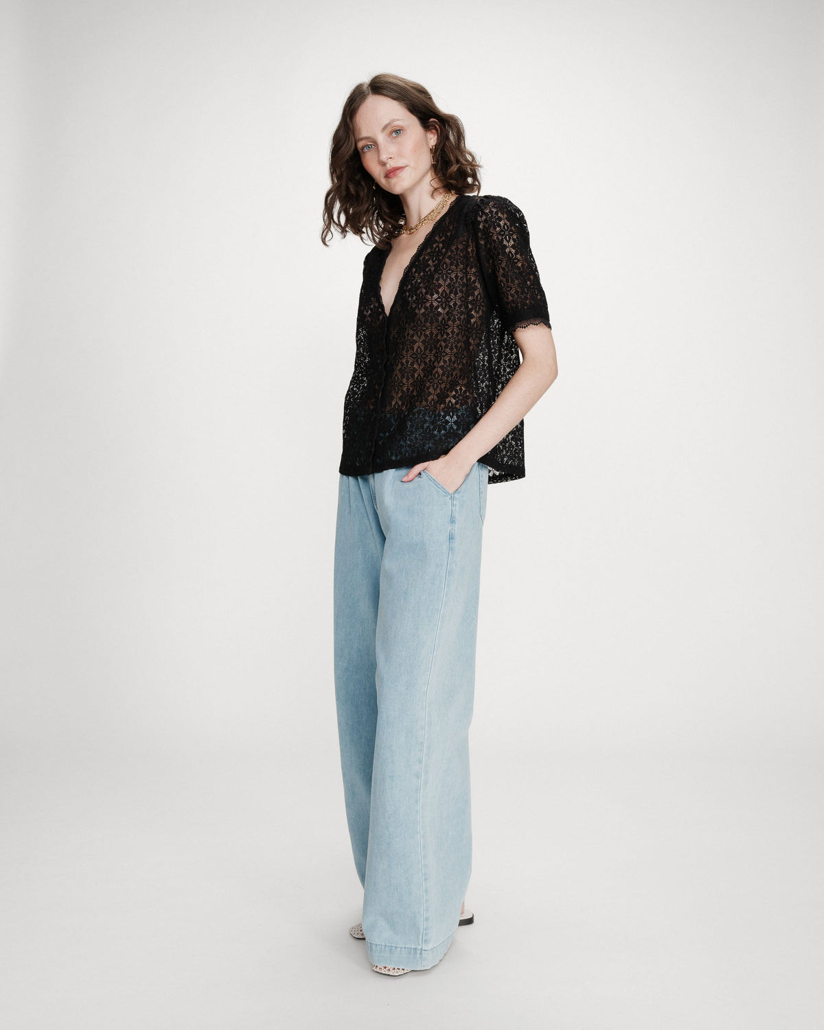 Blouse en dentelle col V manches courtes noir Vicky