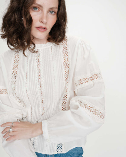 Blouse col à volants avec dentelle ivoire Velma