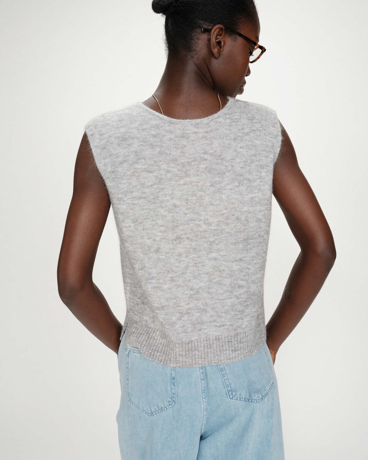 Cardigan sans manches boutonné col V gris Nars