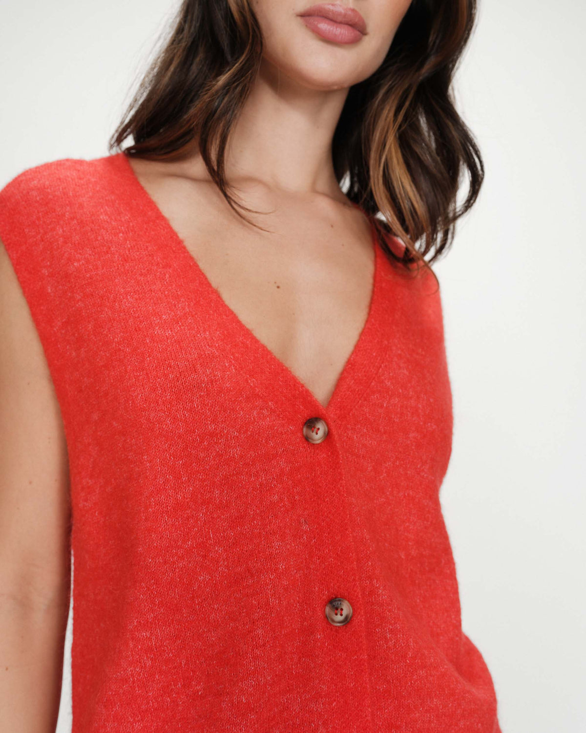 Cardigan sans manches boutonné col V sanguine Nars