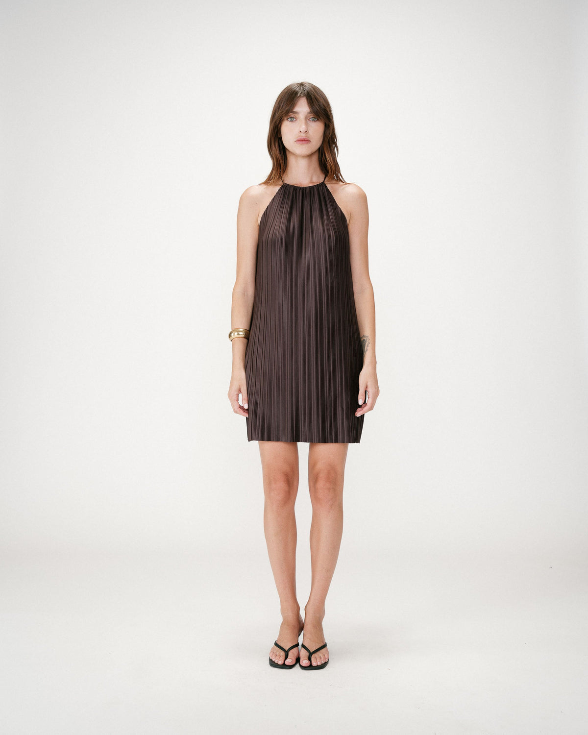 Robe courte plissée à encolure américaine chocolat Wilona