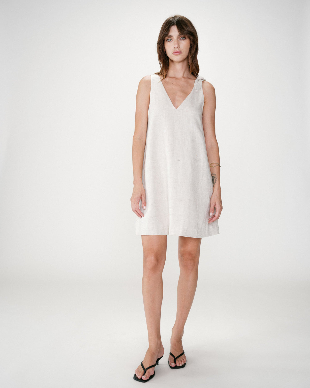 Robe courte évasée en lin col V sable Wynette