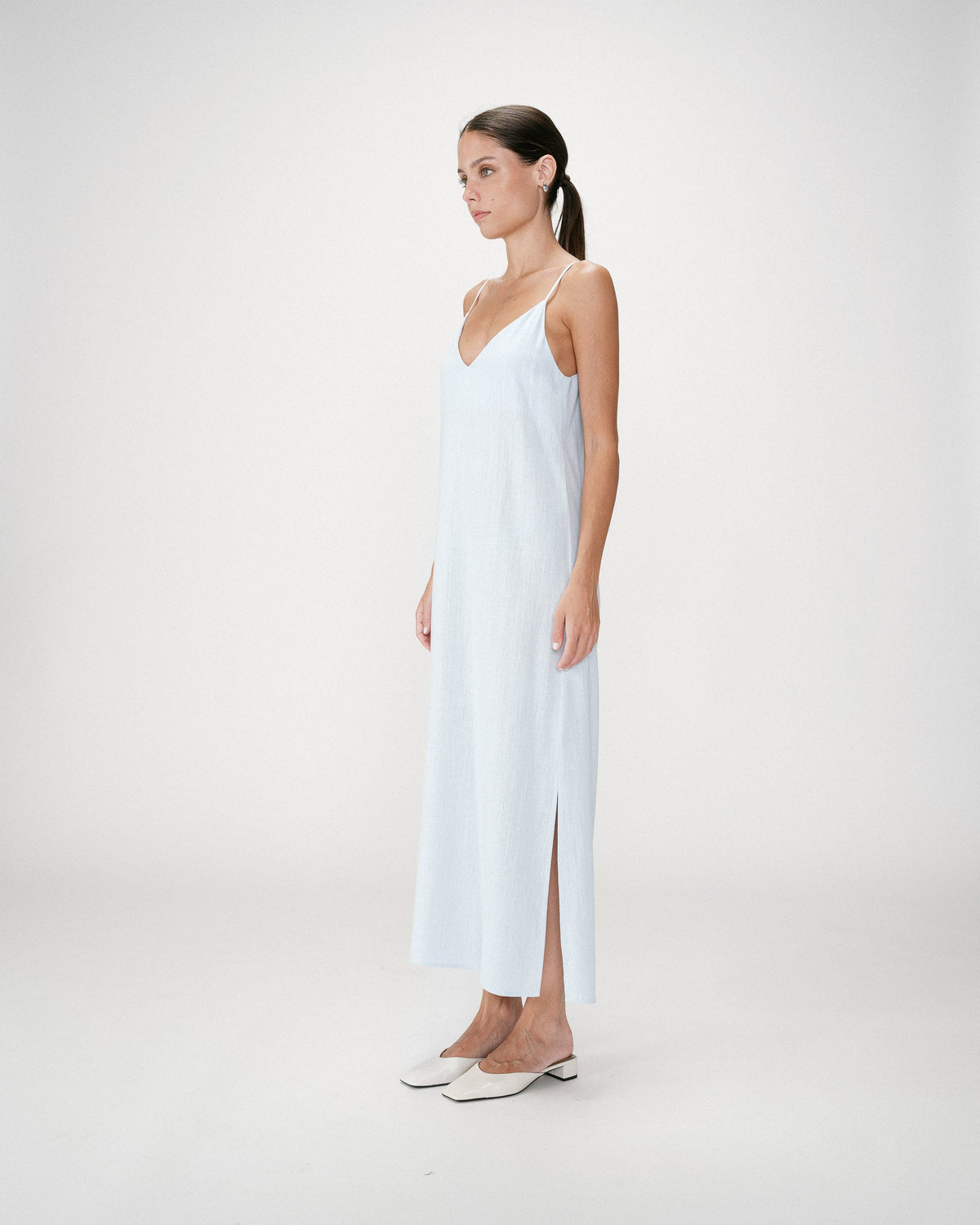 Robe longue en lin col V dos nu à nouer ciel Wendra