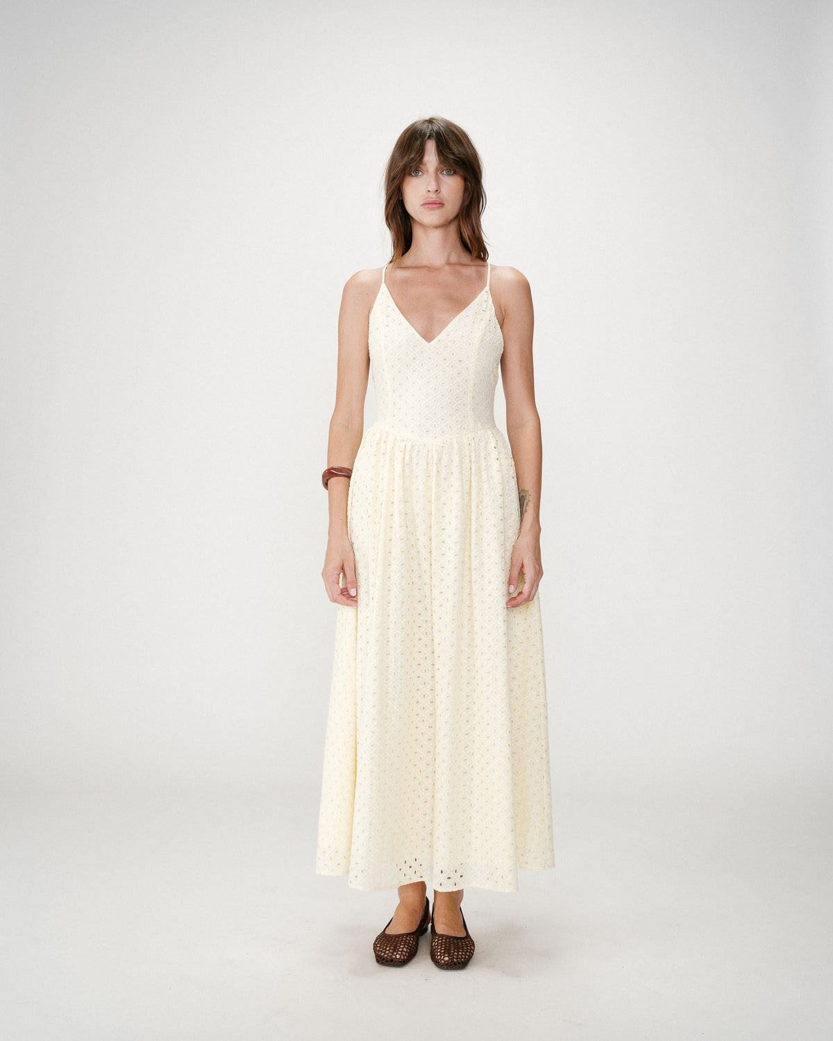 Robe longue évasée col V en broderie anglaise jaune Wimala