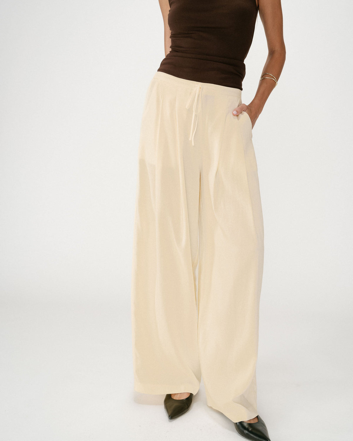 Pantalon tailleur en lin fluide jaune Wally