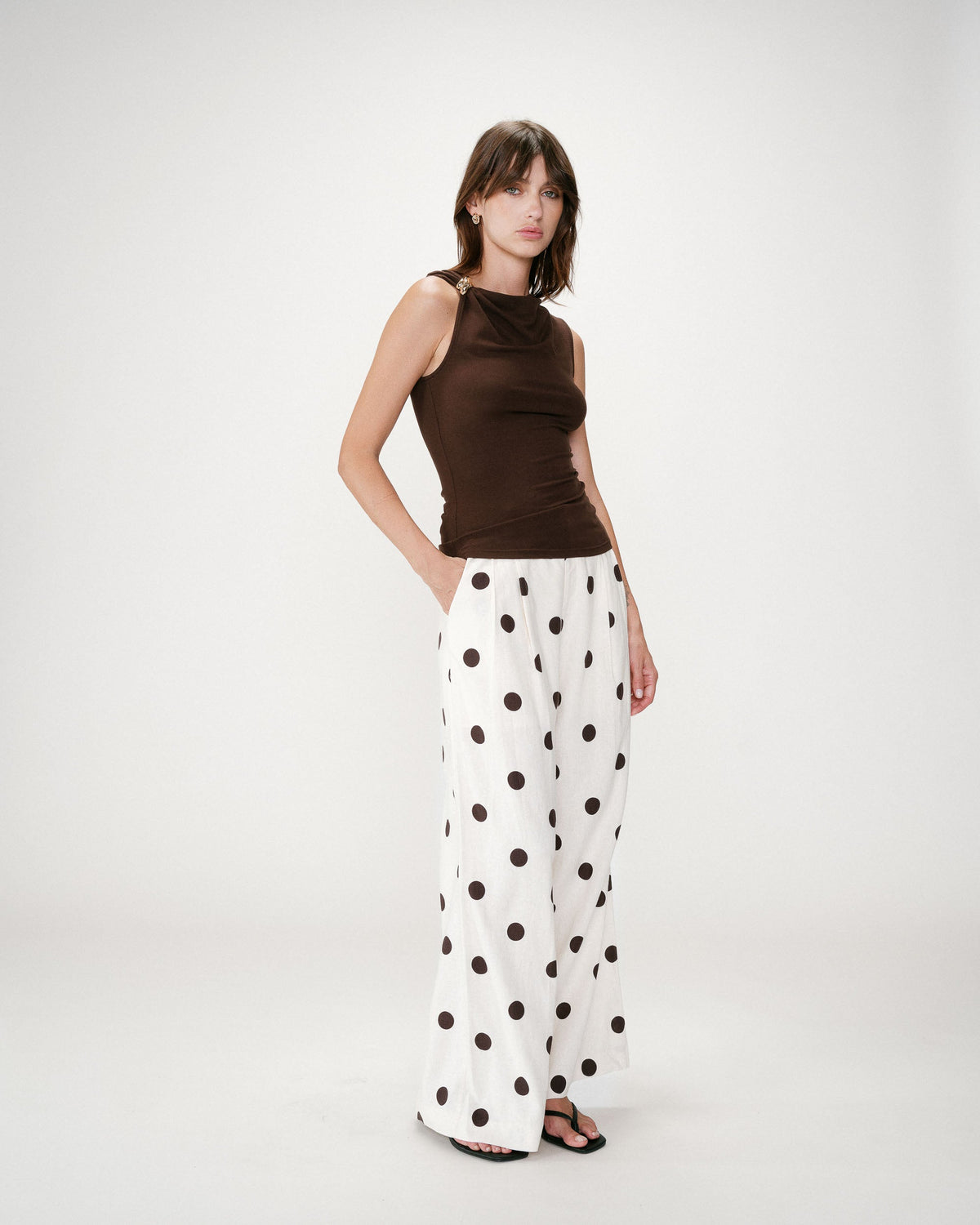 Top drapé asymétrique sans manches chocolat Wagner