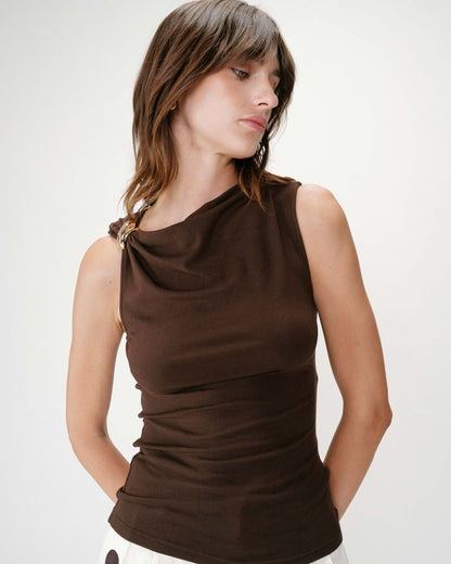 Top drapé asymétrique sans manches chocolat Wagner